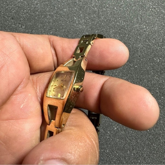 Relic Ladies Watch Gold Tone Squared Quartz Working With Nee Battery - Picture 3 of 7